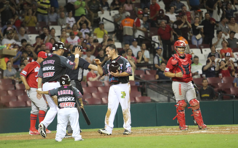 18-10-16 Issmael Salas es felicitado por Jorge Vázquez