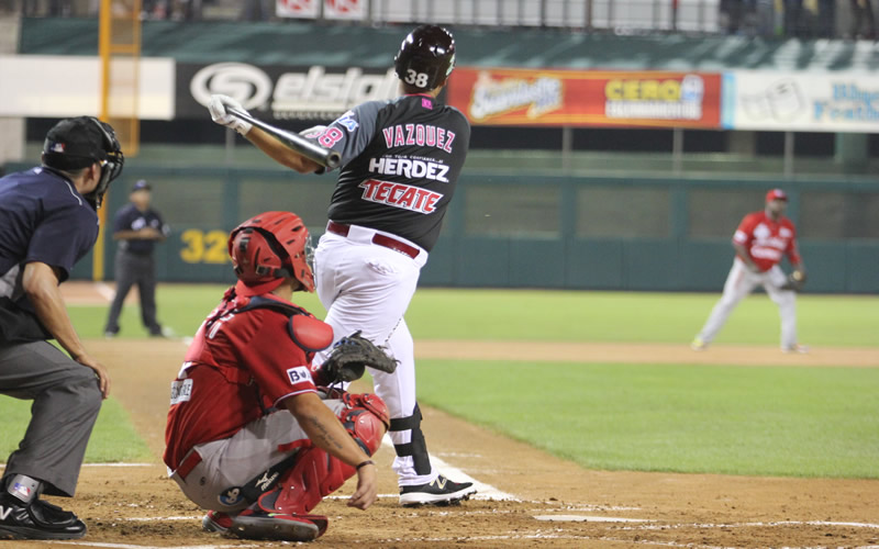 18-10-16 Jorge Vázquez conecta sólido al izquierdo para el primer HR de la temporada