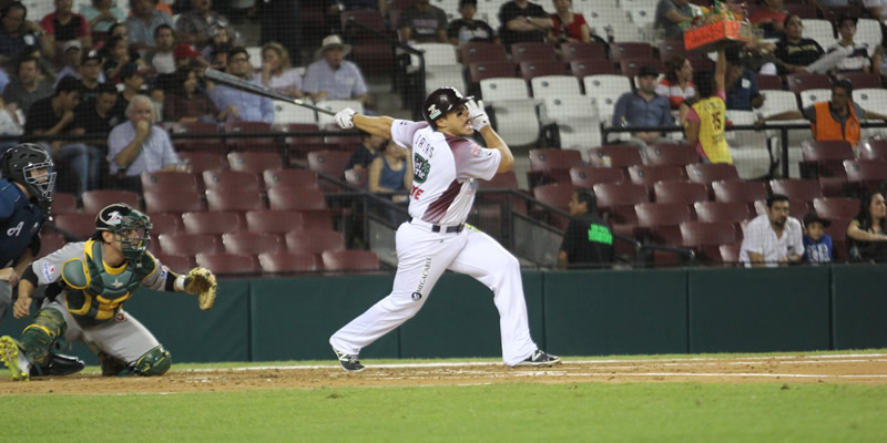 11-11-16 Issmael Salas conectó elevado de sacrificio al derecho en el primer inning
