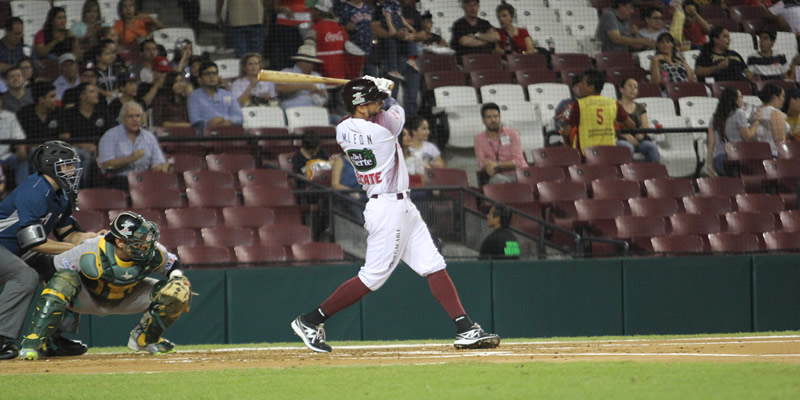 11-11-16 Maxwell León tuvo buena noche a la ofensiva, aquí dispara doble al izquierdo