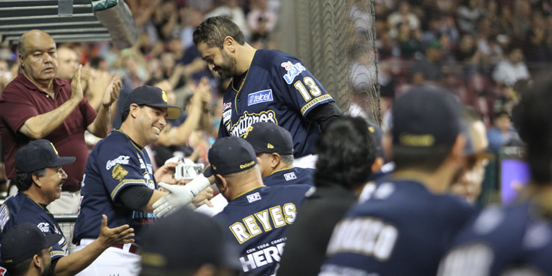 12-11-16 Oscar Robles es felicitado después de su primer HR